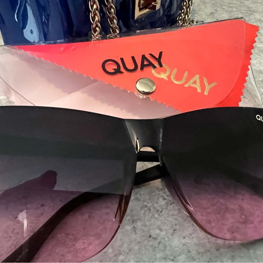 COPY - Quay hombre Come Thru w/ case